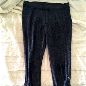 LULU LEMON CAPRI PANTS